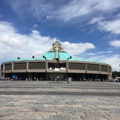 Basílica de Nossa Senhora de Guadalupe com estrutura circular e cúpula verde