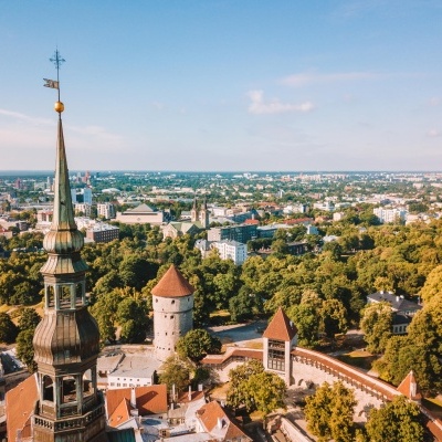 Vista aérea de cidade histórica com torre de igreja e muralhas