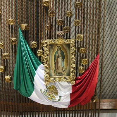 Bandeira do México com imagem de Nossa Senhora