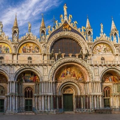 Fachada da Basílica de São Marcos com mosaicos e arcos sob céu azul