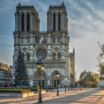 Fachada da Catedral de Notre-Dame em Paris ao pôr do sol