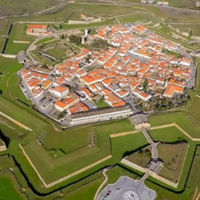 Cidade fortificada com telhados vermelhos e muralhas em estrela