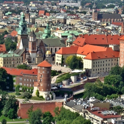 Vista aérea do complexo histórico com telhados vermelhos e torres circulares