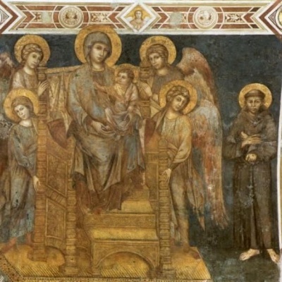 Pintura mural religiosa com a Virgem e o Menino rodeados por anjos e uma figura masculina vestida com hábito.