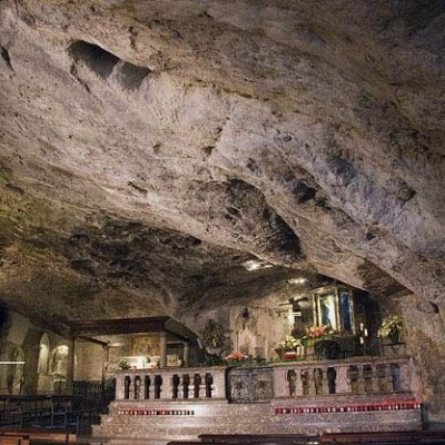 Interior de gruta com altar e bancos para culto