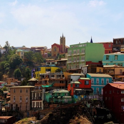 conjunto de edifícios coloridos em encosta com igreja ao fundo