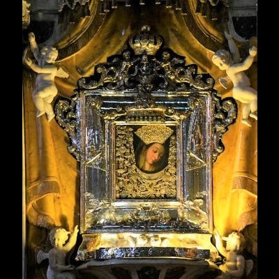 Quadro religioso dourado e prateado com imagem feminina e anjos em pedra