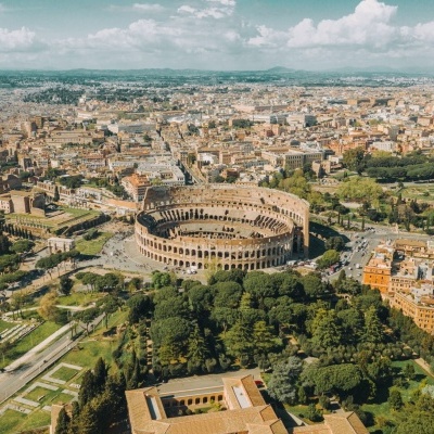 Vista aérea do Coliseu em Roma durante o dia
