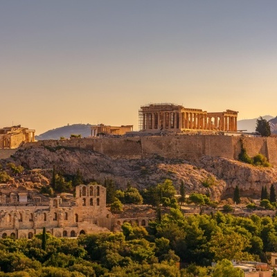 Acrópole de Atenas ao pôr do sol com Parthenon e vegetação