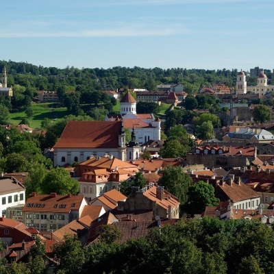 Vista panorâmica de cidade com telhados vermelhos e áreas verdes