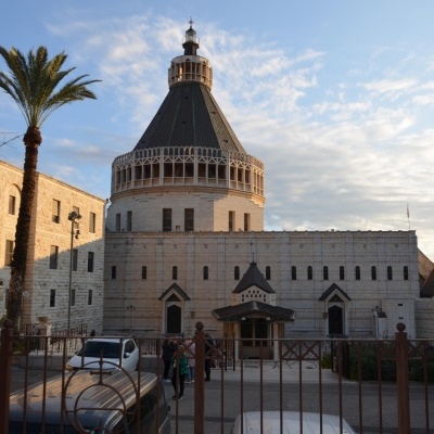 Edifício religioso com cúpula octogonal em pedra clara e detalhes castanhos