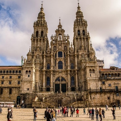 Fachada da Catedral de Santiago de Compostela com pessoas na praça