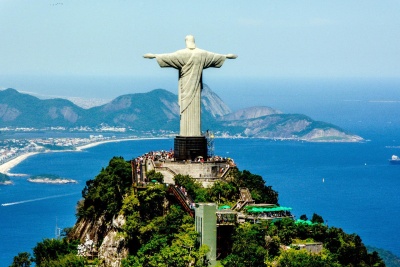 Estátua do Cristo Redentor no topo do morro com vista para o mar