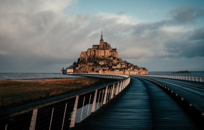 Mont Saint-Michel com estrada de madeira curva