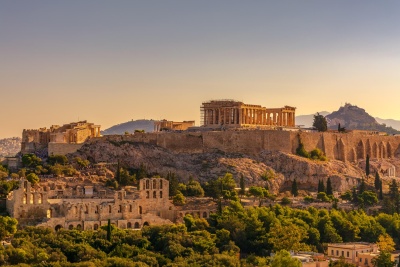 Acrópole de Atenas ao pôr do sol com Parthenon e vegetação