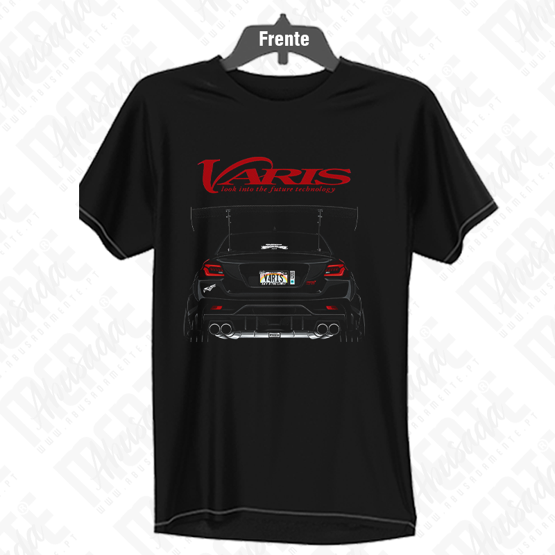 Subaru T-shirt preta com estampa de carro desportivo e texto VARIS em vermelho
