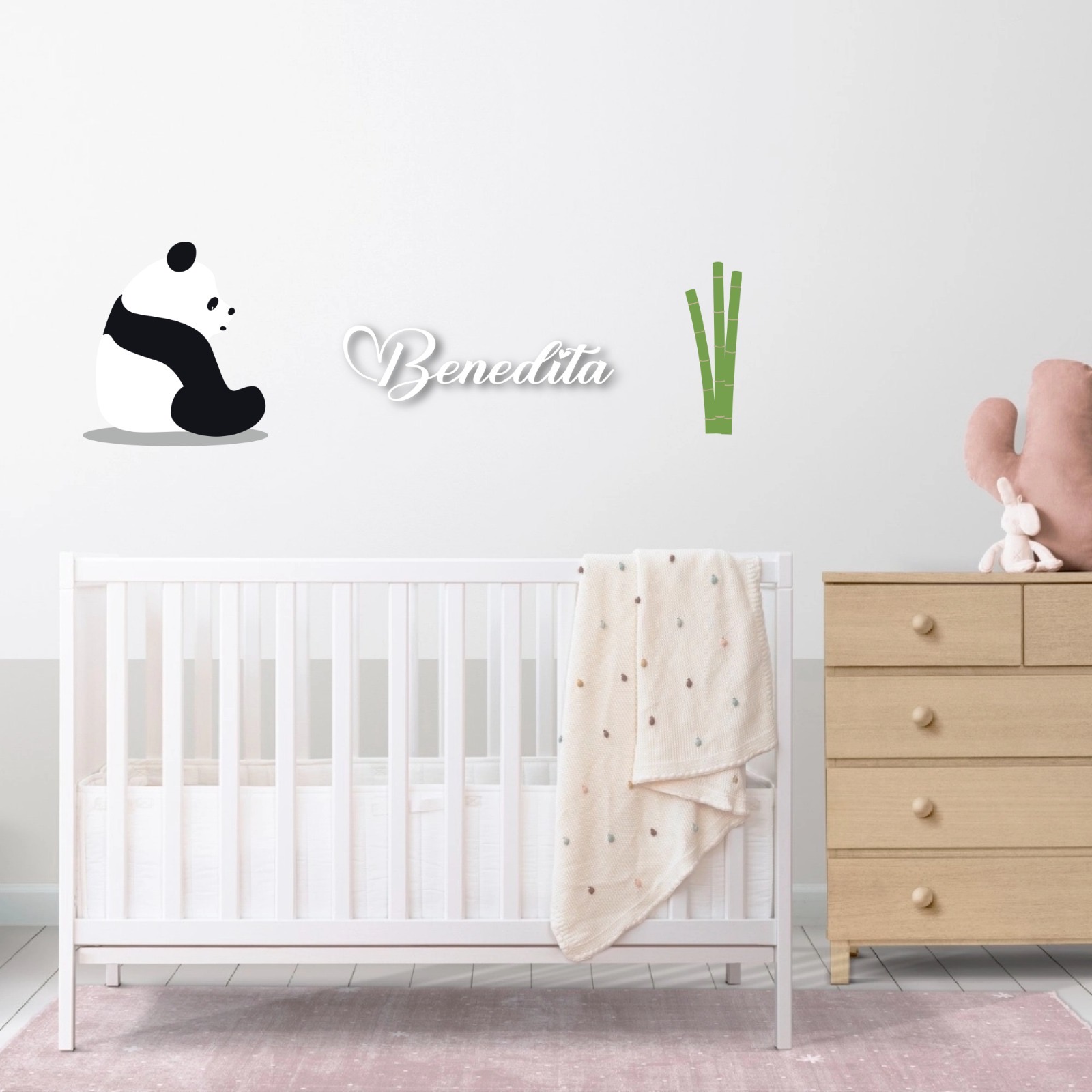 Nome Panda Berço branco com manta, cómoda de madeira, decalques de panda, bambu e texto na parede