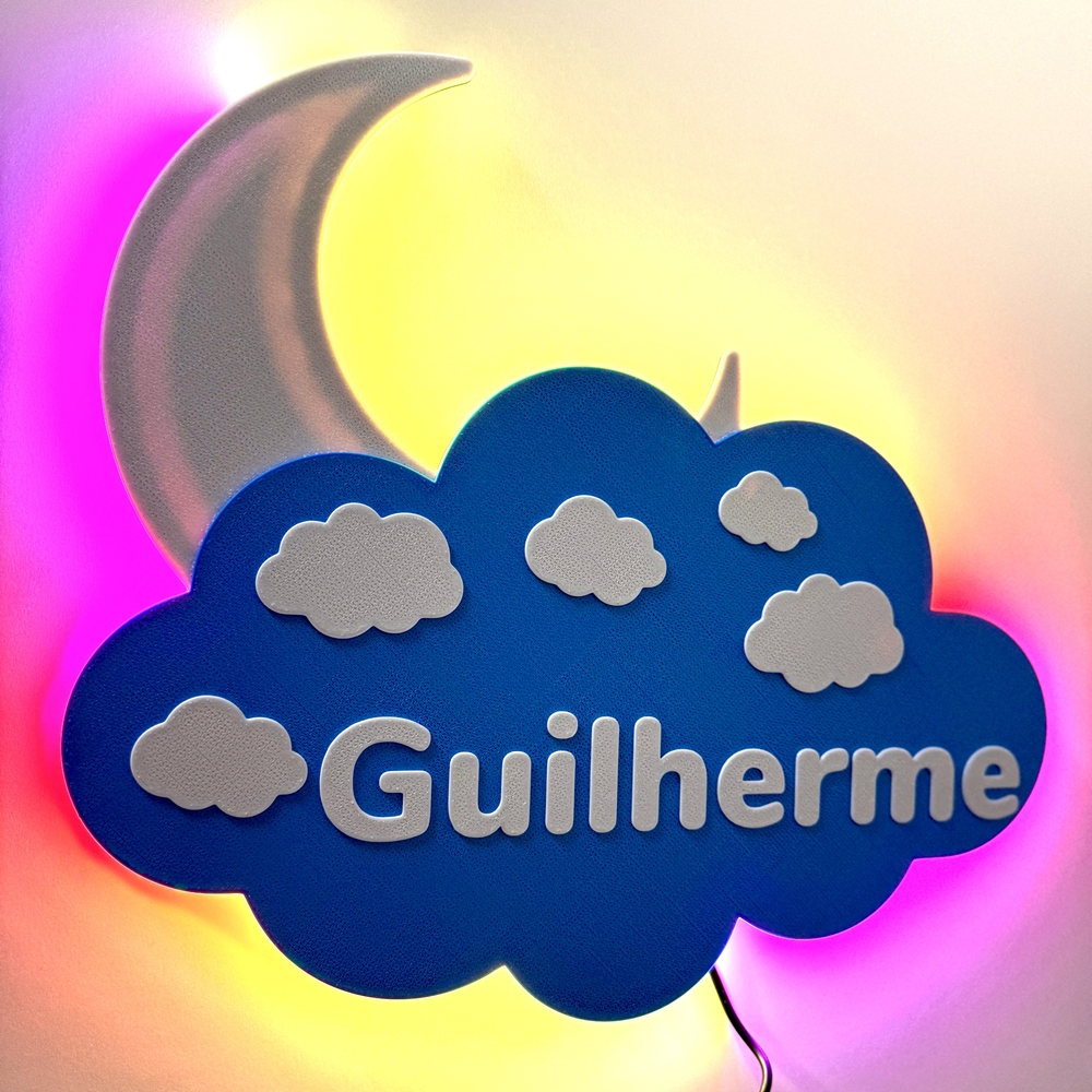 Nuvem com Lua Decorativa 40 cm – Iluminação RGB com Comando (USB) Luz de parede azul em forma de nuvem com nome Guilherme e nuvens brancas iluminada por luz colorida