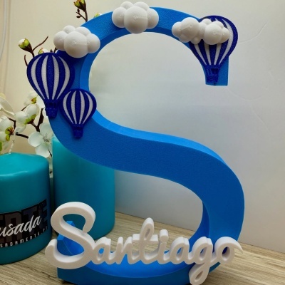 Letra decorativa azul com nuvens e balões e nome Santiago em espuma