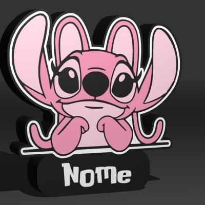 Figura decorativa personagem cor-de-rosa com base preta e texto NoMe