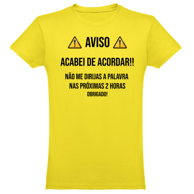 T-shirt amarela com texto de aviso em português e ícones de alerta