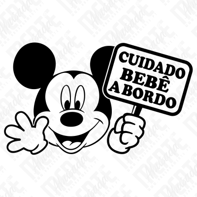 Desenho preto e branco de Mickey Mouse com cartaz CUIDADO BEBÉ A BORDO