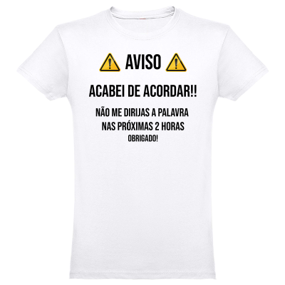 T-shirt branca com aviso impresso em preto e amarelo