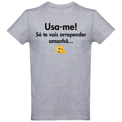 T-shirt cinzenta com texto e emoji na frente