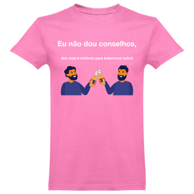 T-shirt rosa com estampa de duas pessoas a brindar e texto em branco