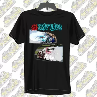 T-shirt preta com estampado de carros a fazer drifting e texto #DRIFTLIFE