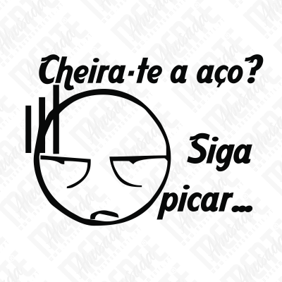 Emoticon aborrecido com texto em português Cheira-te a aço? Siga picar... em fundo branco