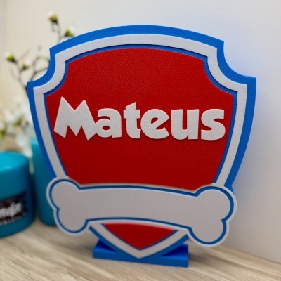 Placa decorativa em EVA com texto Mateus em escudo colorido