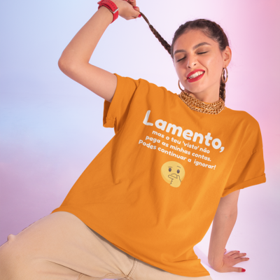 T-shirt laranja com texto em branco e emoji, mulher com colar dourado e calças bege