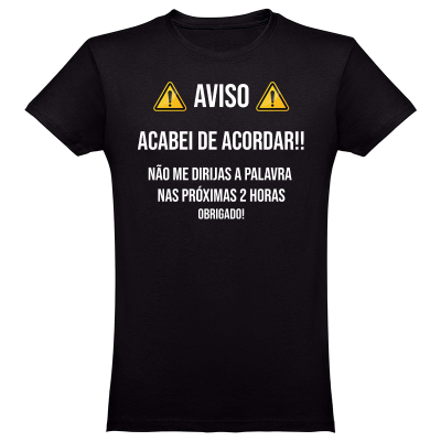 T-shirt preta com aviso impresso em branco e amarelo em português