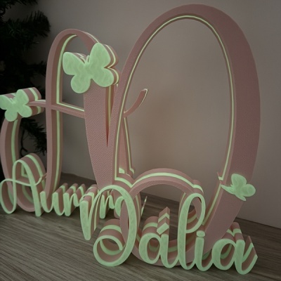 Objeto decorativo de espuma rosa e verde com nome Dália e borboletas