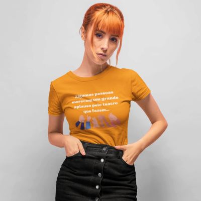 T-shirt laranja com texto branco e ilustração de mãos a aplaudir, usada por modelo