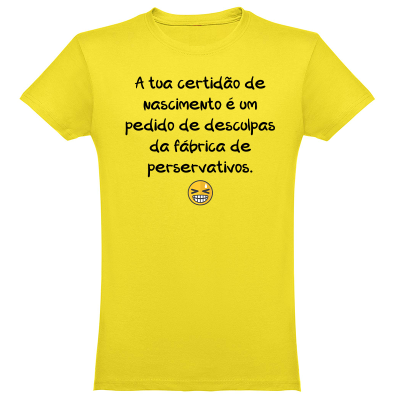 T-shirt amarela com texto humorístico em preto e emoji sorridente