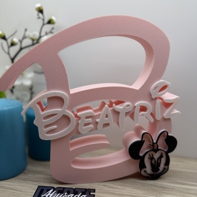 Letra decorativa rosa com nome Beatriz branco e figura Minnie Mouse