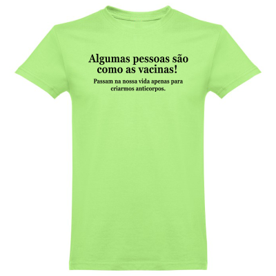 T-shirt verde clara com texto preto em português