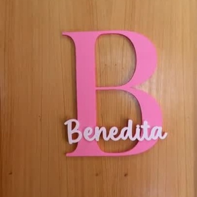 Letra decorativa rosa com o nome Benedita na porta de madeira