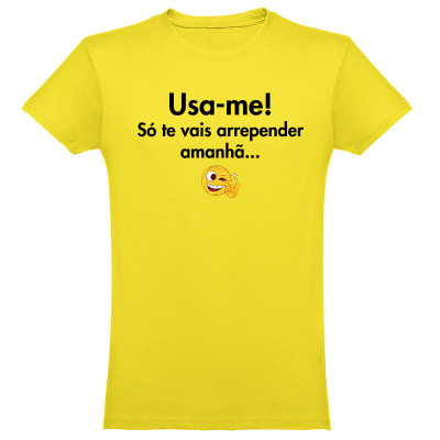 T-shirt amarela com texto em preto e emoji na frente