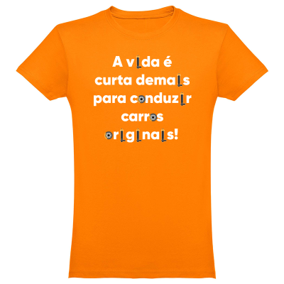 T-shirt laranja com texto branco e gráficos mecânicos nas letras