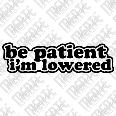 Adesivo com o texto be patient im lowered em letras negras com contorno branco