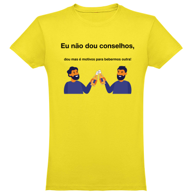 Camiseta amarela com texto e ilustração de duas pessoas a brindar com cervejas