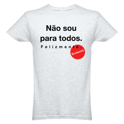 T-shirt cinza clara com texto preto e selo vermelho