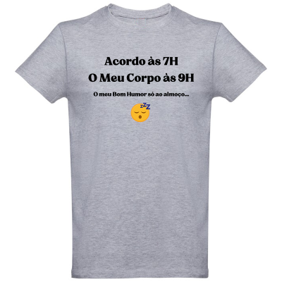 T-shirt cinza claro com texto preto e emoji amarelo a dormir