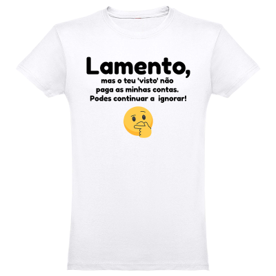 T-shirt branca com texto humorístico preto e emoji amarelo