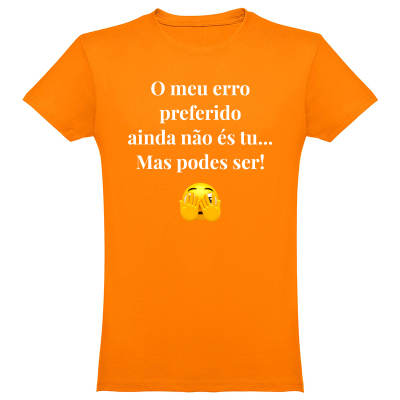 T-shirt laranja com texto branco e emoji amarelo.