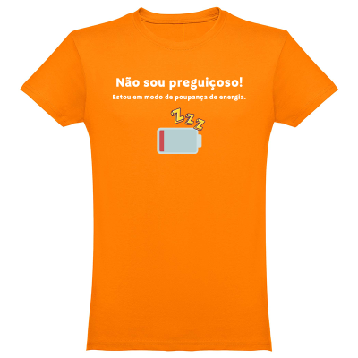 T-shirt laranja com frase humorística sobre preguiça e bateria baixa