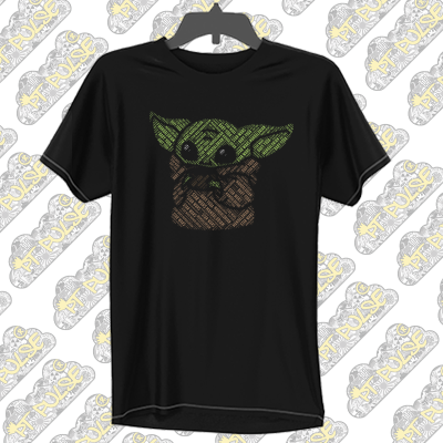 T-shirt preta com estampa de Baby Yoda em texto verde e castanho num cabide.